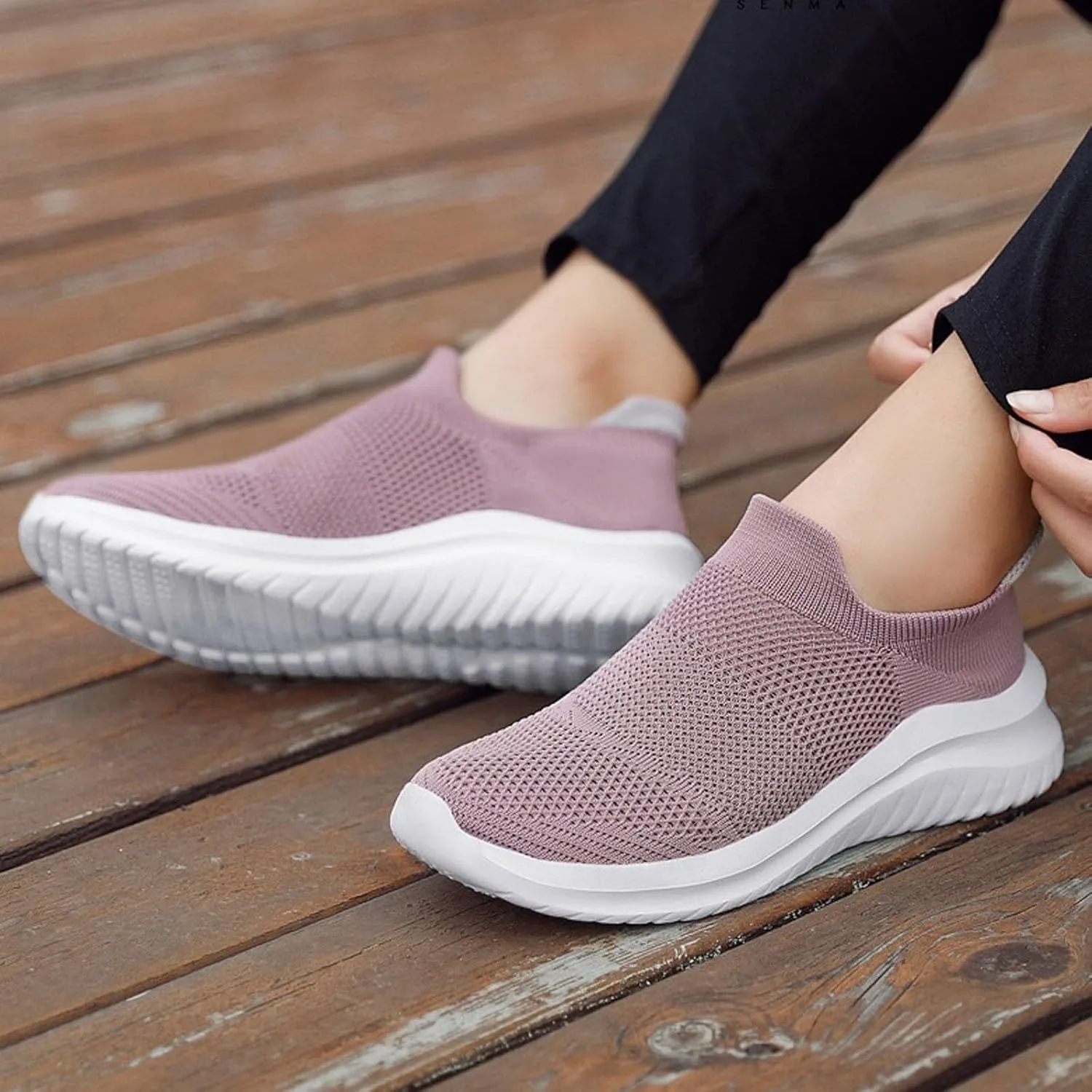 Stylish and Comfortable Mesh Breathable Soft Soled Casual Sneakers for Men and Women Alike. Women Athletic Shoes